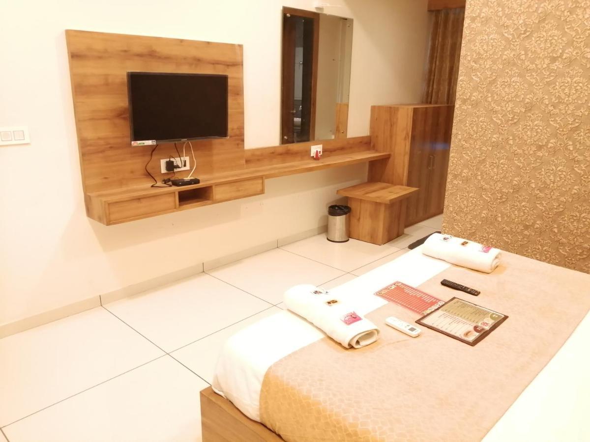 Hotel Golden City Vadodara Eksteriør billede